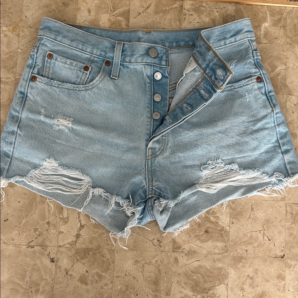 Levi’s 501 Light Blue Distressed Denim Shorts‎ Women’s Size 29
